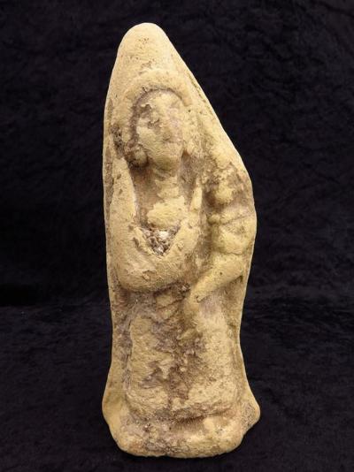 Ancienne statue parthienne en terre cuite de la déesse Astarte/Isjtar avec un enfant 2