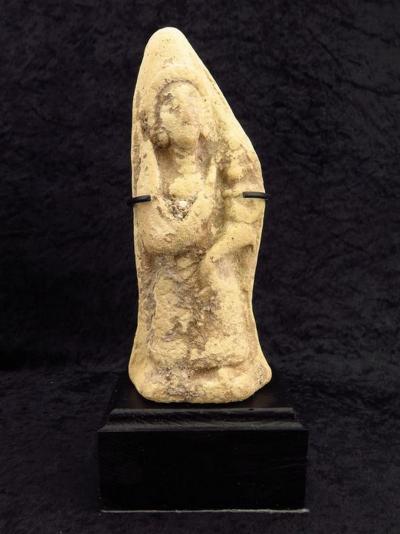 Ancienne statue parthienne en terre cuite de la déesse Astarte/Isjtar avec un enfant 2