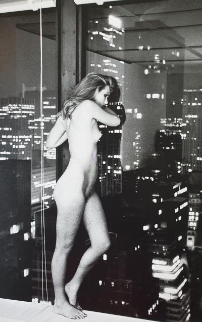 Helmut NEWTON - Patti Hansen Over Manhattan,1977, Photolithographie
