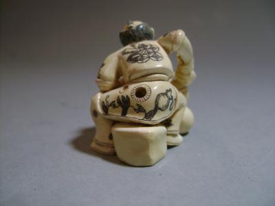 Japon - Netsuke en ivoire représentant un père et son fils, époque Taisho 2