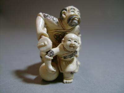 Japon - Netsuke en ivoire représentant un père et son fils, époque Taisho 2