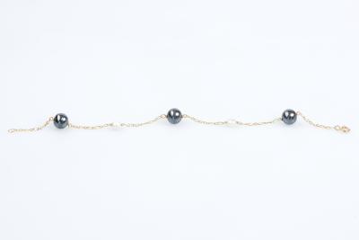 Bracelet en or jaune 18 carats orné de 3 perles de Tahiti gris foncé 2