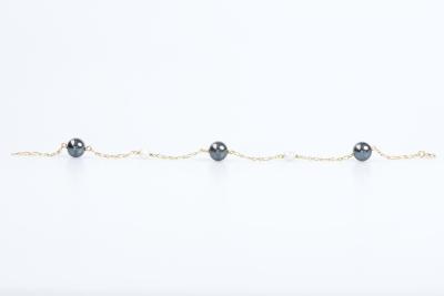 Bracelet en or jaune 18 carats orné de 3 perles de Tahiti gris foncé 2
