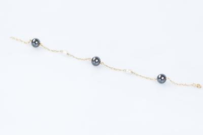 Bracelet en or jaune 18 carats orné de 3 perles de Tahiti gris foncé 2