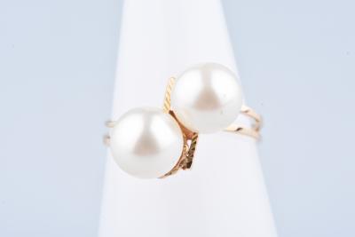 Bague en or jaune 18 carats ornée de  2 perles blanches. 2