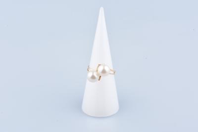 Bague en or jaune 18 carats ornée de  2 perles blanches. 2