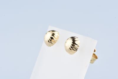 Boucles d’oreilles or jaune 18 carats, détail godron 2