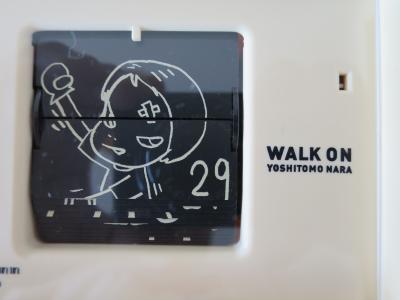 Yoshitomo NARA (d’après)  - Flip Clock  Walk on (Beige) - Horloge 2