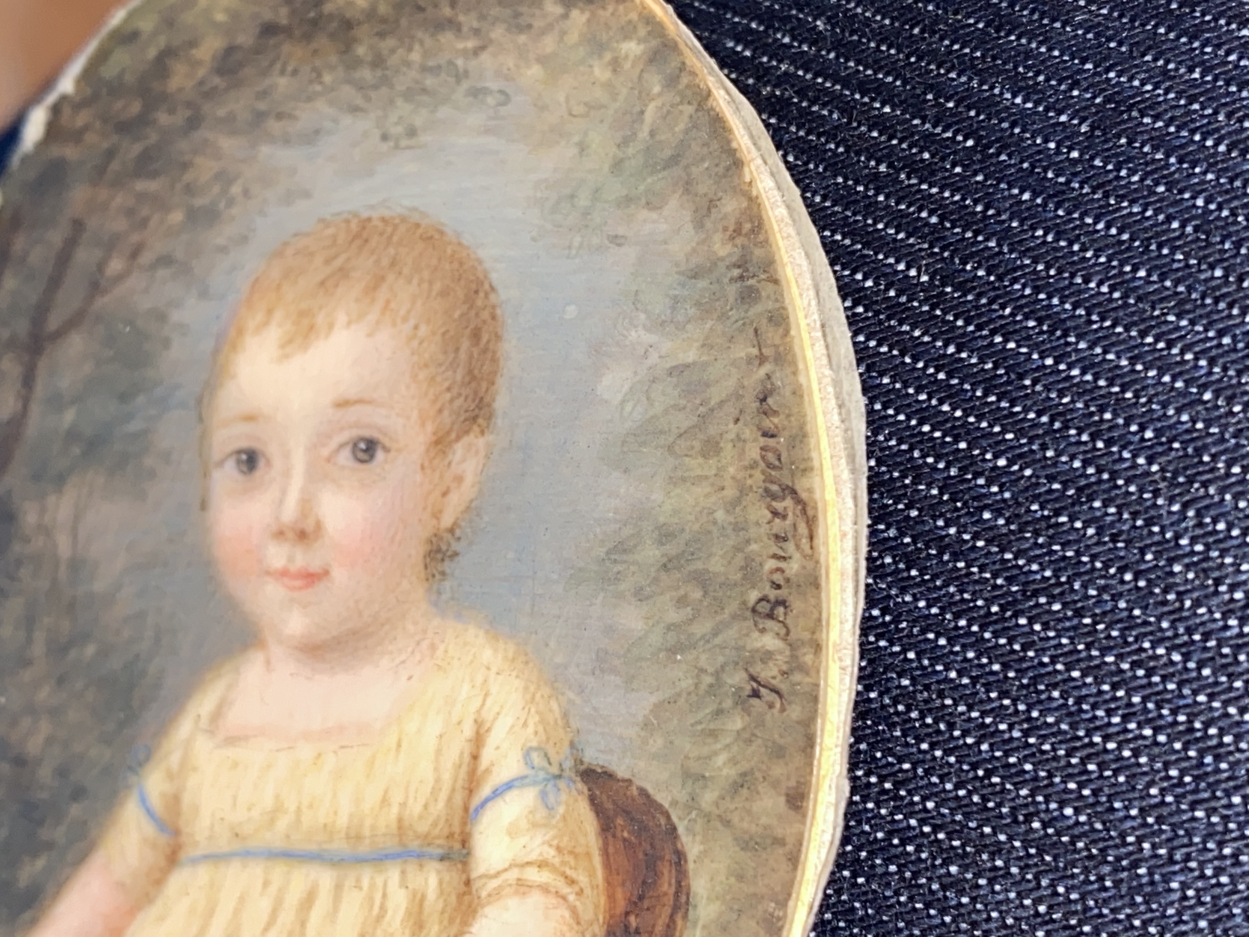 Portrait Miniature En Laiton D'un Jeune Garçon Avec Livre – Décoration Vintage Et élégante