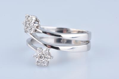 Bague en or blanc ornée de deux fleurs en diamants 2