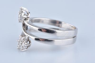 Bague en or blanc ornée de deux fleurs en diamants 2