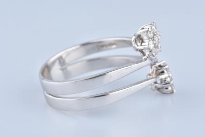 Bague en or blanc ornée de deux fleurs en diamants 2