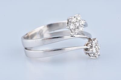 Bague en or blanc ornée de deux fleurs en diamants 2