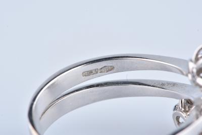 Bague en or blanc ornée de deux fleurs en diamants 2