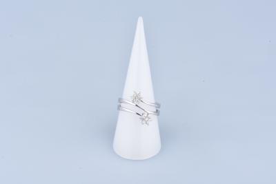 Bague en or blanc ornée de deux fleurs en diamants 2