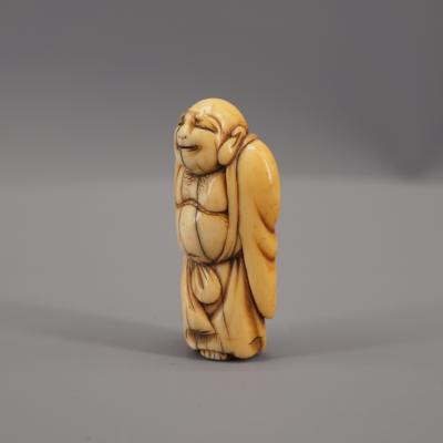Japon - Netsuke en ivoire représentant Ho-Teï debout, Période Edo 2