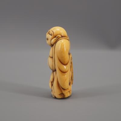 Japon - Netsuke en ivoire représentant Ho-Teï debout, Période Edo 2