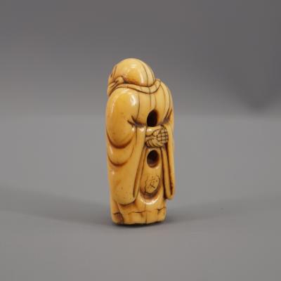 Japon - Netsuke en ivoire représentant Ho-Teï debout, Période Edo 2
