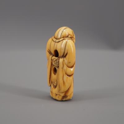 Japon - Netsuke en ivoire représentant Ho-Teï debout, Période Edo 2