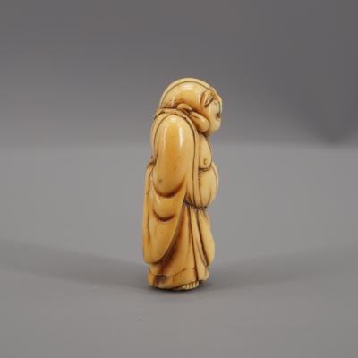 Japon - Netsuke en ivoire représentant Ho-Teï debout, Période Edo 2
