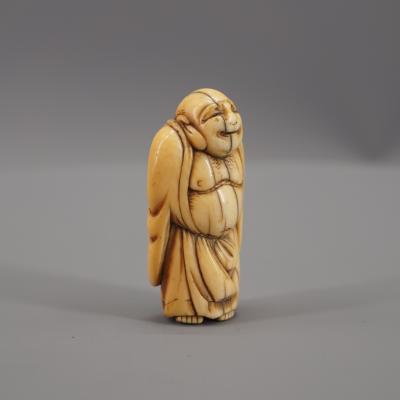Japon - Netsuke en ivoire représentant Ho-Teï debout, Période Edo 2