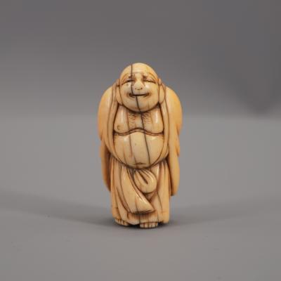 Japon - Netsuke en ivoire représentant Ho-Teï debout, Période Edo 2