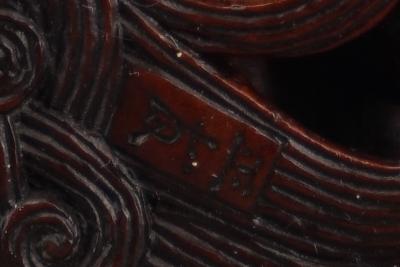Japon - Netsuke en bois représentant un Shi-Shi avec un ballon, période Edo 2