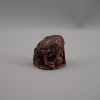 Japon - Netsuke en bois représentant un Shi-Shi avec un ballon, période Edo 2