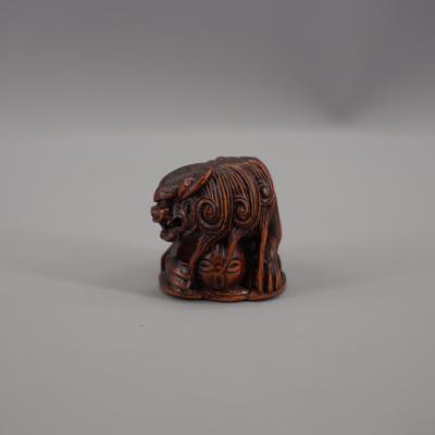 Japon - Netsuke en bois représentant un Shi-Shi avec un ballon, période Edo 2