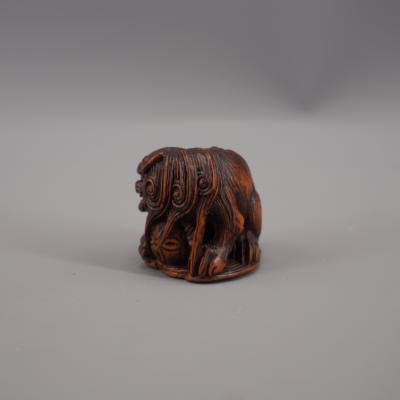 Japon - Netsuke en bois représentant un Shi-Shi avec un ballon, période Edo 2