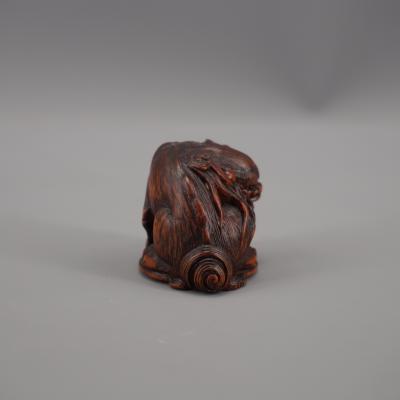 Japon - Netsuke en bois représentant un Shi-Shi avec un ballon, période Edo 2