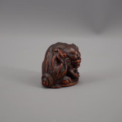 Japon - Netsuke en bois représentant un Shi-Shi avec un ballon, période Edo 2