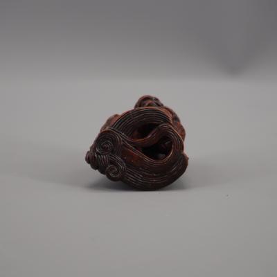 Japon - Netsuke en bois représentant un Shi-Shi avec un ballon, période Edo 2