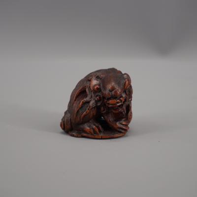 Japon - Netsuke en bois représentant un Shi-Shi avec un ballon, période Edo 2