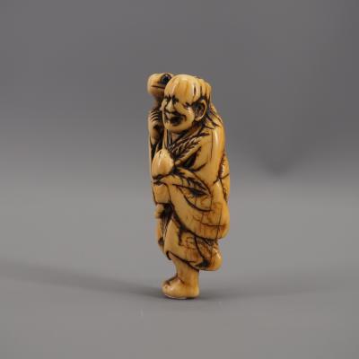 Japon - Netsuke en ivoire représentant Gama Sennin, Période Edo 2