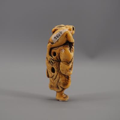 Japon - Netsuke en ivoire représentant Gama Sennin, Période Edo 2