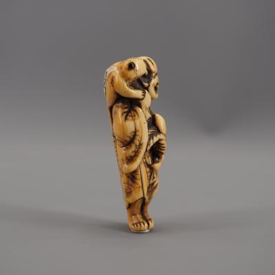 Japon - Netsuke en ivoire représentant Gama Sennin, Période Edo 2