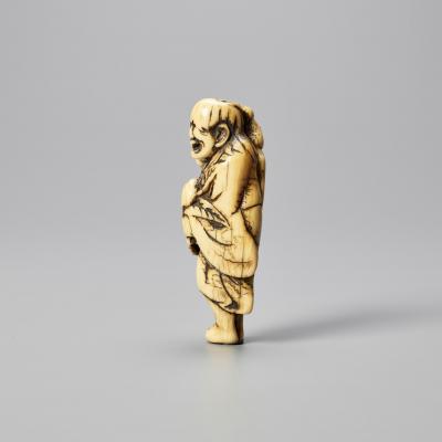 Japon - Netsuke en ivoire représentant Gama Sennin, Période Edo 2
