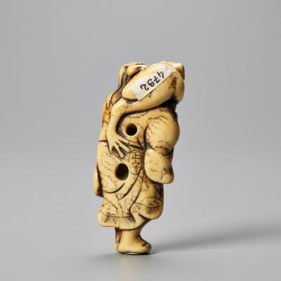 Japon - Netsuke en ivoire représentant Gama Sennin, Période Edo 2