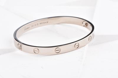 Barcelet Cartier en or blanc 18 carats orné de 12 motifs de vis gravés 2
