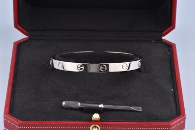 Barcelet Cartier en or blanc 18 carats orné de 12 motifs de vis gravés 2