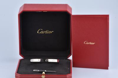 Barcelet Cartier en or blanc 18 carats orné de 12 motifs de vis gravés 2