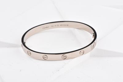 Barcelet Cartier en or blanc 18 carats orné de 12 motifs de vis gravés 2