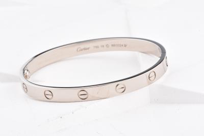 Barcelet Cartier en or blanc 18 carats orné de 12 motifs de vis gravés 2