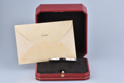 Barcelet Cartier en or blanc 18 carats orné de 12 motifs de vis gravés 2