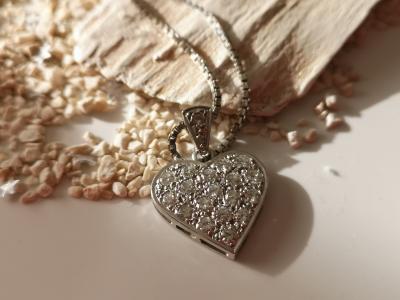 Collier coeur en or  blanc 18 carats  diamants 2