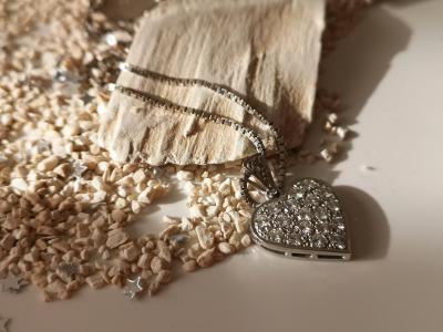 Collier coeur en or  blanc 18 carats  diamants 2