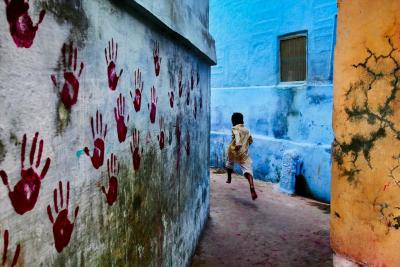 Steve MCCURRY - Boy in Mid Flight - Affiche 2