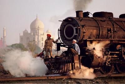 Steve MCCURRY - Taj and Train - Affiche 2
