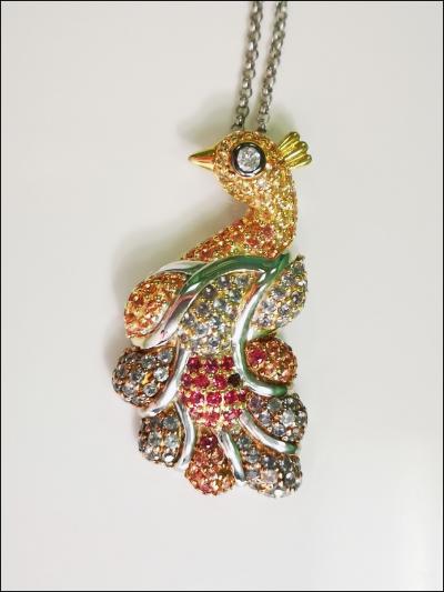 Pendentif représentant un paon en argent saphirs multicolores diamant et sa chaîne 2